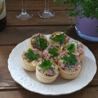 Закуска из ветчины и сыра