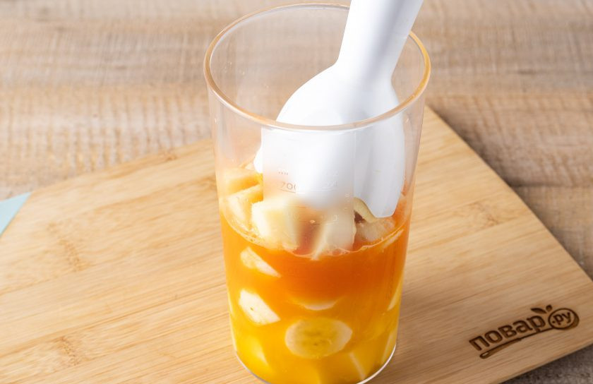 1. Этап. Яблочно-банановый смузи с апельсином и морковью: Соедините в стакане для блендера яблоки, банан, апельсиновый и морковный сок. Измельчите блендером до однородности. Добавьте сироп топинамбура по вкусу и ещё раз измельчите.