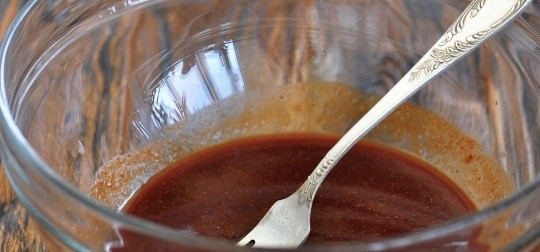 1. Этап. Ребрышки по-канадски: В отдельной ёмкости смешайте все ингредиенты для маринада (включая яблочное пюре). Это будут все ингредиенты по списку, кроме, непосредственно, самих рёбрышек.