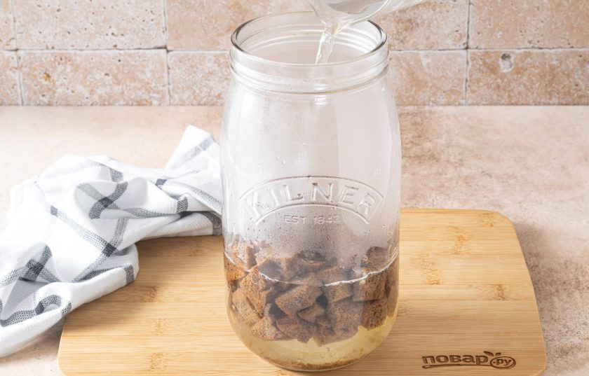 1. Этап. Домашний квас из черного хлеба на сухих дрожжах: Влейте горячую воду.