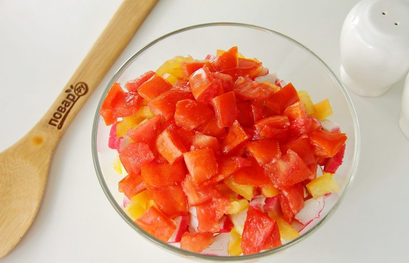 1. Этап. Салат Коралл: Чтобы салат не поплыл, удалите у помидор семена. Стенки нарежьте кубиками и добавьте в салатник.