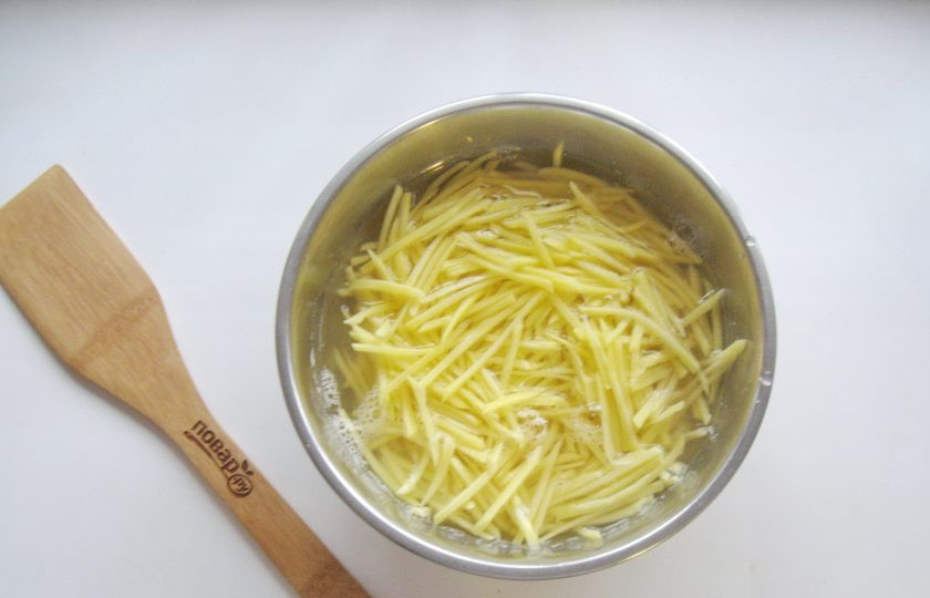 1. Этап. Салат Воронье гнездо: Для салата нужно приготовить картофель Пай. Он будет одним из компонентов салата и его украшением. Картофель очистите, нарежьте тонкой соломкой и тщательно промойте 2-3 раза в холодной воде. Это делается для того, чтобы удалить крахмал.