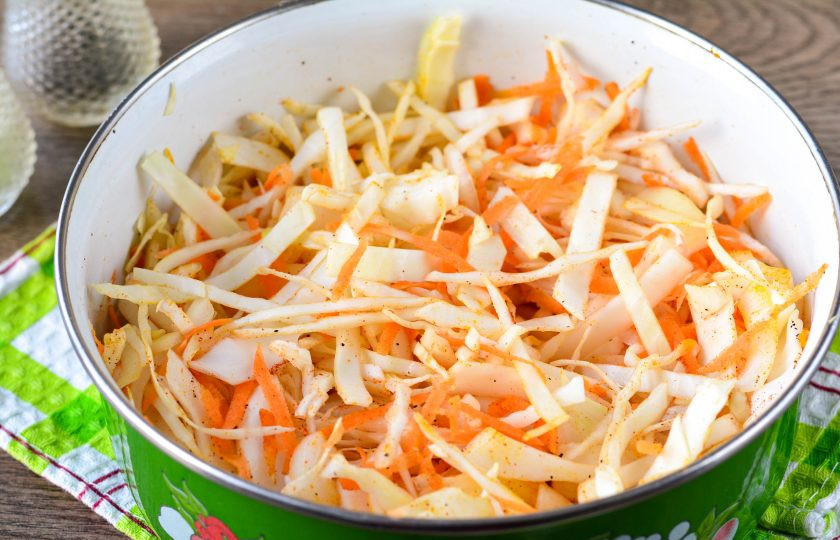 1. Этап. Капуста в пакете в духовке: Перемешайте капусту с овощами и специями.