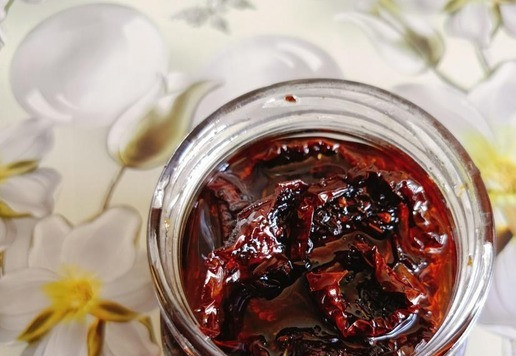 1. Этап. Кулеш с купатами и вялеными томатами: Вяленые томаты. понадобится 4-5 кусочков. Они придадут приятный вкус кулешу.