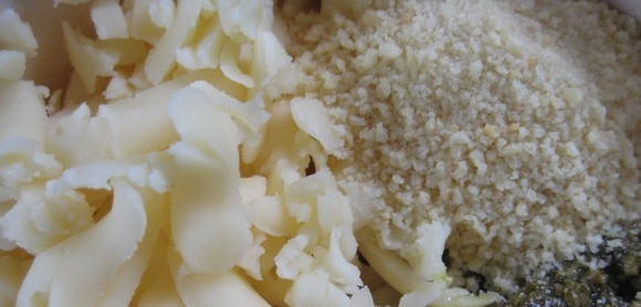 1. Этап. Печеные кабачки в духовке: Возьмите небольшую мисочку и поместите в нее панировочные сухари, натертый на терке твердый сыр и соус 