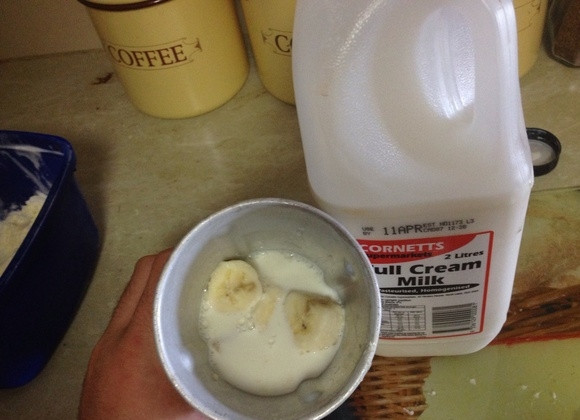 1. Этап. Коктейль Молочный с мороженым и бананом: 2. Сложите бананы в чашу блендера, к ним влейте молоко.