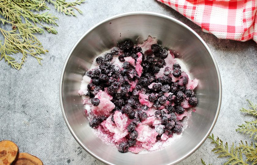 1. Этап. Варенье из черной малины: Выложите ягоды в таз, засыпьте сахаром и оставьте на 8 часов, чтобы малина пустила сок.