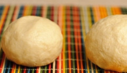 1. Этап. Мясной пирог с картофелем: Замесите тесто. Оно должно быть достаточно эластичным, обваляйте в небольшом количестве муки, чтобы не прилипало. Разделите на две ровные половинки. Скатайте из них шарики.