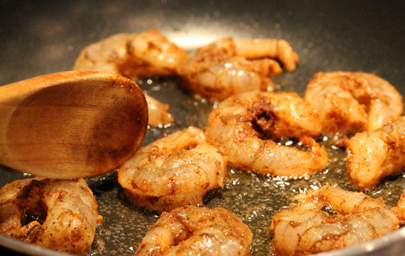 1. Этап. Салат под соусом: 3. Перемешать как следует креветки со специями и выложить их на сковороду. Обжарить их на среднем огне.