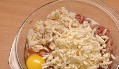 1. Этап. Котлеты с плавленым сыром: 5. Кладем в миску фарш, тертый плавленый сыр и яйца. Вбиваем одно сырое яйцо. Добавляем остальные ингредиенты: измельченный чеснок, соль и специи на Ваш вкус. Тщательно вымешиваем все до получения однородной массы.