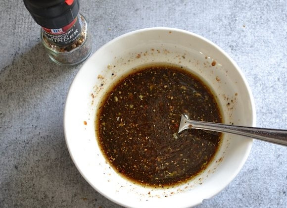 1. Этап. Куриные бедрышки в маринаде: 1. Займемся приготовлением маринада. Чеснок пропустите через чеснокодавку или натрите на мелкой терке, смешайте с оливковым маслом, бальзамическим уксусом, сахаром, соевым соусом и молотым перцем.