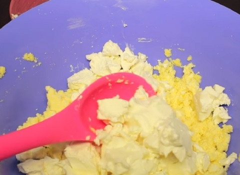 1. Этап. Сырники с адыгейским сыром: Затем добавляем измельченную брынзу, перемешиваем.