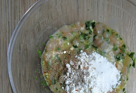 1. Этап. Чикенбургер с сыром и баклажанами: Добавьте крахмал, соль и смесь перцев по вкусу.