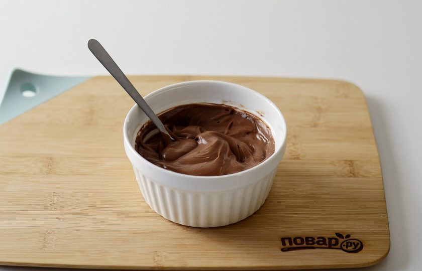 1. Этап. Торт на кокосовом молоке: Уберите крем в холодильник на 10-25 минут. Он должен загустеть и стать плотнее по консистенции.