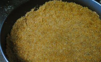 1. Этап. Лаймовый чизкейк: Затем в миске смешаем крошку со сливочным маслом и сахаром. Хорошенько перемешиваем руками.