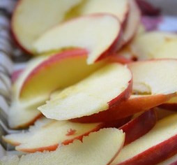 1. Этап. Черничная паста: Яблоки режем тонко (от кожуры можете избавиться).