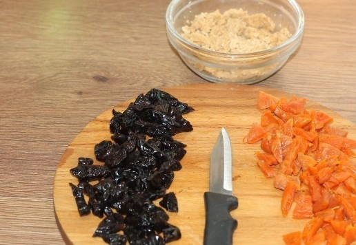 1. Этап. Сдобный пасхальный хлеб с тремя начинками: 10. Готовлю начинку. Сухофрукты промываю и выкладываю на бумажное полотенце. Затем нарезаю сухофрукты по отдельности на небольшие кусочки. Обжаренные на сухой сковороде орехи измельчаю в кофемолке.