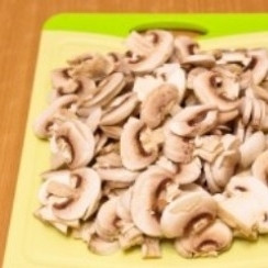 1. Этап. Постная солянка: Режем свежие шампиньоны небольшими кусочками или пластинами.