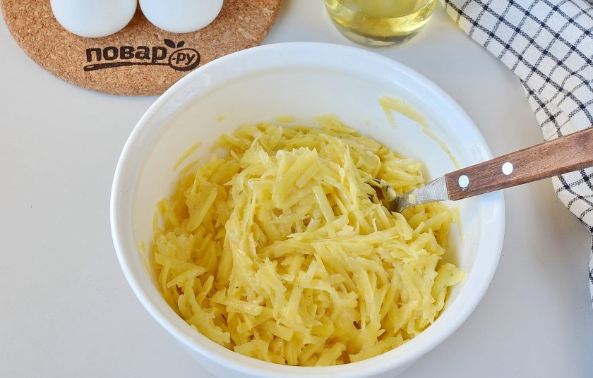 1. Этап. Большой драник на сковороде: Перемешайте хорошо, чтобы картофельная масса равномерно была покрыта яйцом и мукой.