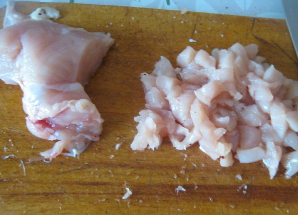1. Этап. Картофельная запеканка с грудкой: Промываем куриную грудку. Вы можете взять любую часть курицы, это непринципиально. Главное - филейную. Нарезаем грудку на кусочки.