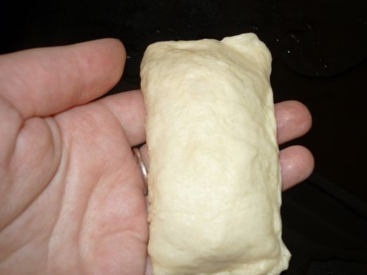 1. Этап. Пирожки с сыром: 6. Аккуратно свернуть и защипнуть края.