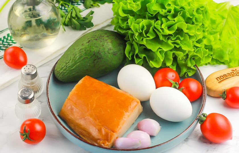1. Этап. Салат с копченой треской и авокадо: Подготовьте указанные продукты. Заранее отварите куриные яйца в течение 12 минут и охладите в ледяной воде.