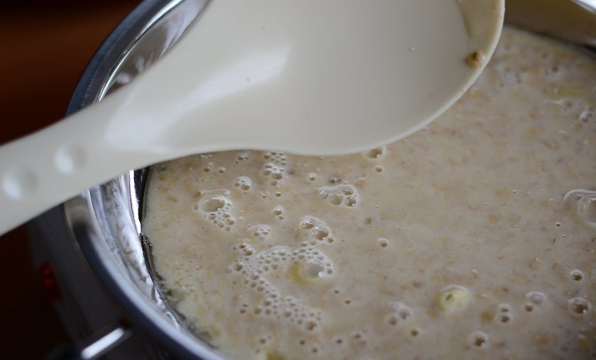 1. Этап. Овсяные блинчики: 6. Разогрейте сковороду с растительным маслом и вылейте небольшое количество жидкого теста.