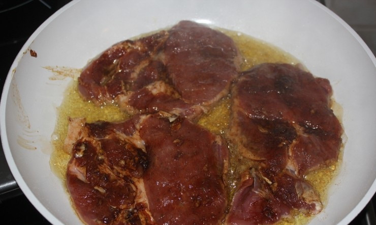 1. Этап. Свинина в соевом соусе в духовке: 6. Классический рецепт свинины в соевом соусе в духовке предполагает лишь запекание. Чтобы мясо было более сочное, его можно предварительно обжарить на сковороде с разогретым растительным маслом около 3-5 минут с каждой стороны на сильном огне. Таким образом образуется хрустящая корочка, которая 