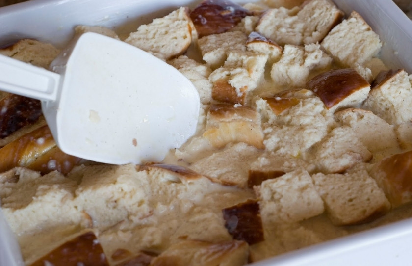 1. Этап. Французский хлебный пудинг с ягодами: Через пару минут, когда хлеб размокнет, перекладываем все это дело в форму для запекания, смазанную сливочным маслом.