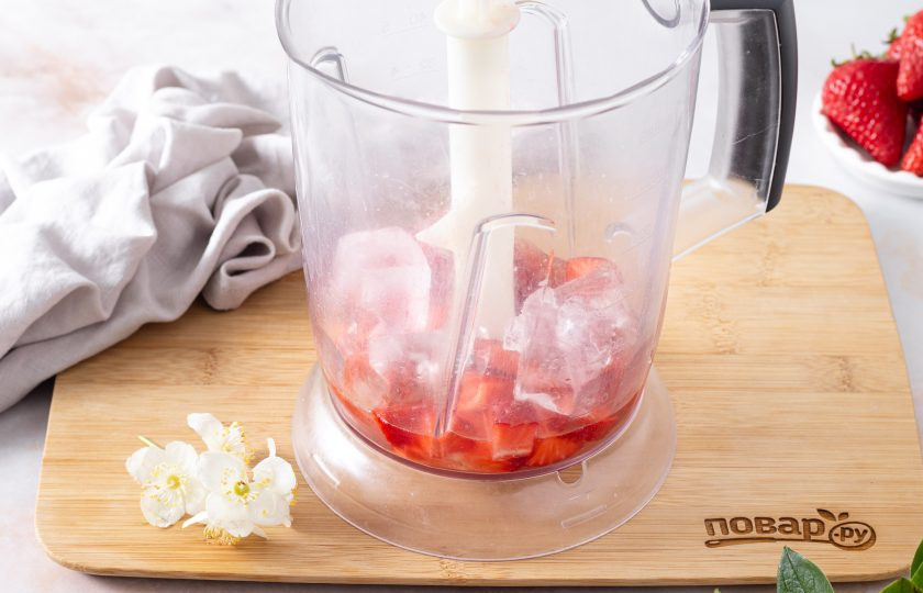 1. Этап. Алкогольный коктейль в блендере: Переложите в чашу блендера клубнику, добавьте лед, влейте ликер, текилу и сироп. Взбейте до однородности.