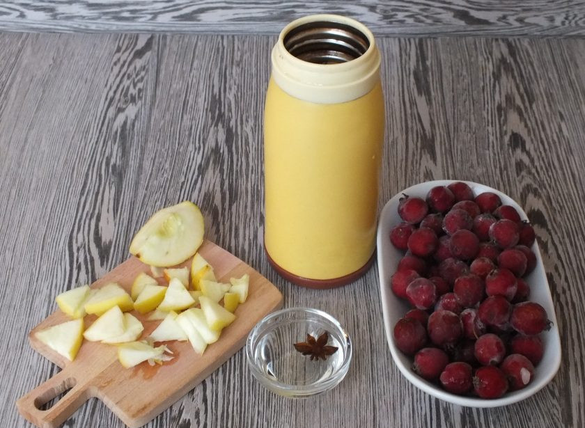 1. Этап. Чай из боярышника: Возьмите термос. Засыпьте в него боярышник. Залете кипятком, прикройте и оставьте на 10 минут. После добавьте яблоко и бадьян.