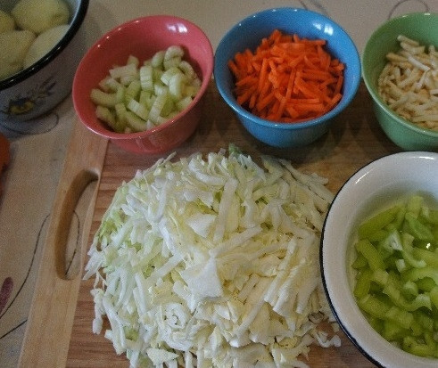 1. Этап. Суп, сжигающий калории: 1. Помойте, почистите и нарежьте овощи таким образом: перец болгарский и капусту – полосками; черешки сельдерея – некрупными ломтиками; корень сельдерея и морковь – соломкой; помидоры – небольшими кубиками.