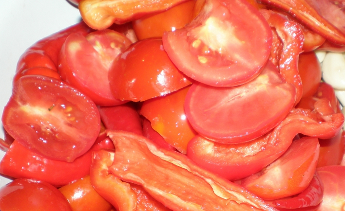 1. Этап. Аджика жгучая: Все овощи тщательно промываем и очищаем от плодоножек, семян и т.д.