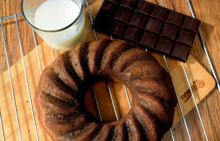 1. Этап. Шоколадный чайный пирог: Готовый пирог остудите сначала немного в форме, а затем на решетке. Пока он остывает, приготовьте глазурь. Сливки нагрейте в кастрюле с толстым дном, добавьте поломанный на кусочки шоколад, размешайте до однородности, снимите с огня.