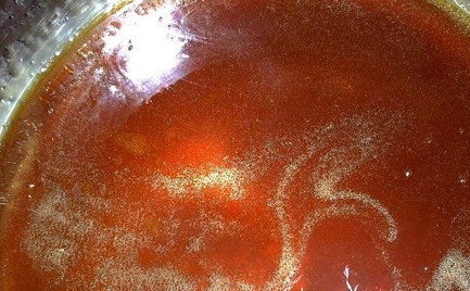 1. Этап. Торт Женский каприз: 5. Подготовьте карамель. Для этого высыпьте сахар на сковородку с толстым днем и прогревайте его до коричневого цвета.