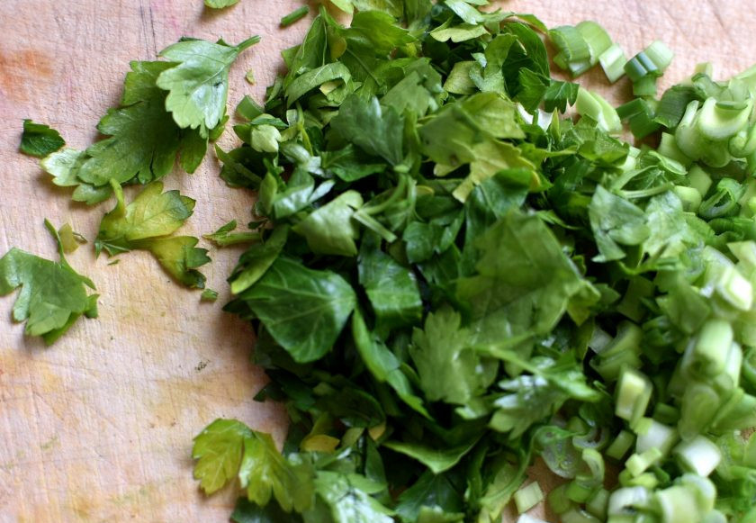 1. Этап. Заливной пирог с курицей и рисом: Зелень промойте и хорошо просушите. Нашинкуйте крупно.