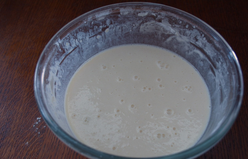 1. Этап. Блины в кляре: Просейте муку. Добавьте разрыхлитель. Замесите тесто. В самую последнюю очередь влейте 2-3 ст. ложки растительного масла. Тесто готово к обжарке блинов. Дайте ему отдохнуть 10 минут.