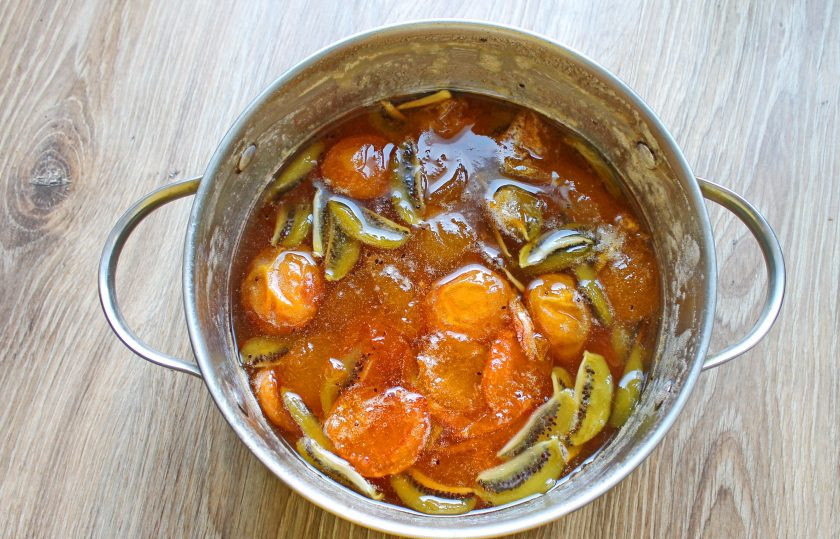 1. Этап. Варенье из абрикосов и киви: Поставьте кастрюлю с фруктами и сахаром на средний огонь и доведите до кипения. Убавьте огонь и варите на медленном огне в течение 5 минут. Снимите с огня и оставьте на 8 часов.