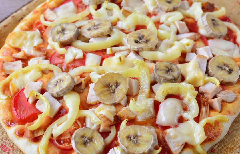 1. Этап. Пицца с бананами: Выпекайте пиццу в разогретой духовке 15-20 минут при температуре 200 градусов.