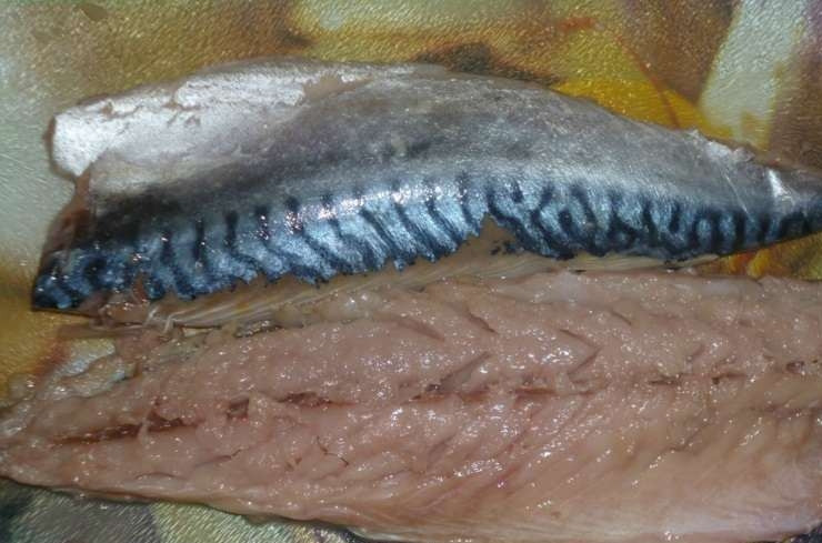 1. Этап. Сагудай из скумбрии: Сделайте глубокий надрез вдоль хребта. Удалите его вместе со всеми косточками так, чтобы получилось два филе.