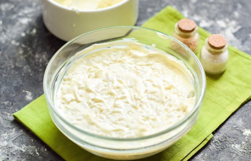 1. Этап. Салат Необыкновенная нежность: Смажьте слой риса майонезом.