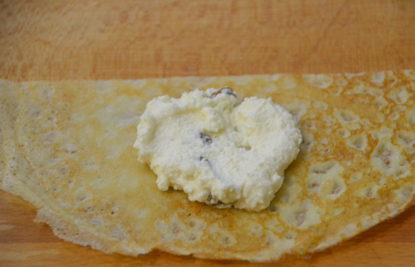 1. Этап. Налистники с творогом на крахмале: Выложите начинку и заверните блинчик трубочкой или конвертиком.