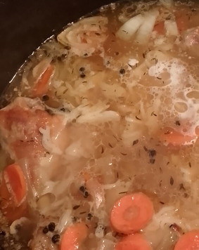 1. Этап. Куриный суп Авголемоно: Затем добавить рис и морковь. Томить 5 минут. Наконец, добавить лук-порей, зерна черного перца и готовить ещё 8 минут. Убрать с огня.