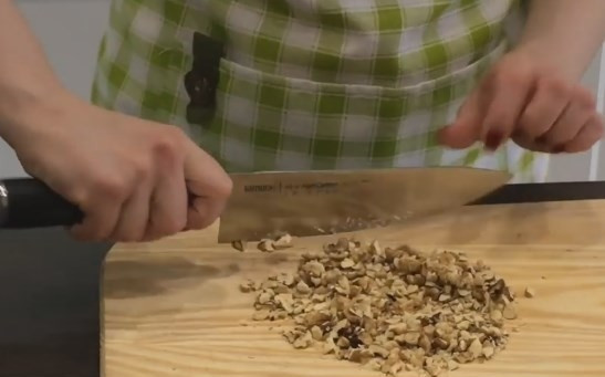 1. Этап. Домашнее овсяное печенье без муки (низкокалорийное): 3. Грецкие орехи мелко не нарезайте, они должны чувствоваться в печенье.