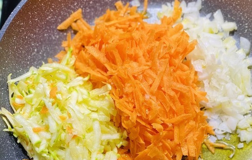 1. Этап. Рулет из фарша индейки с овощами и яйцами: Кабачок (цукини), морковь, натереть на крупной терке, лук мелко нарезать, добавить растительное масло