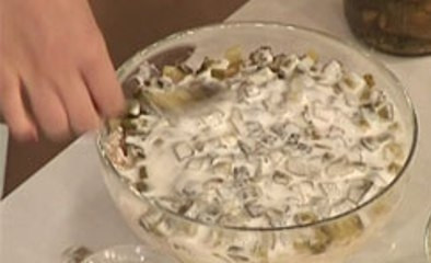 1. Этап. Салат Полянка с опятами: Последним слоем выложите мелко нарезанные соленые огурцы и намажьте их майонезом. Разровняйте салат и отправьте его в холодильник на 1 час.