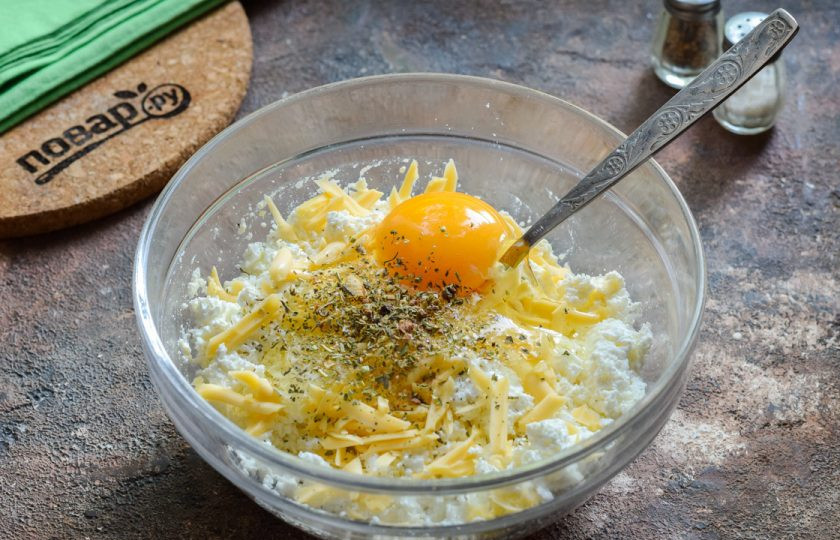 1. Этап. Лазанья из кабачков с рикоттой: Смешайте рикотту и тертый твердый сыр, добавьте яйцо и травы, перемешайте.
