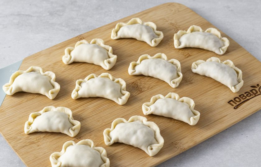 1. Этап. Вареники с вешенками: Сложите кружки пополам. Края защипните.