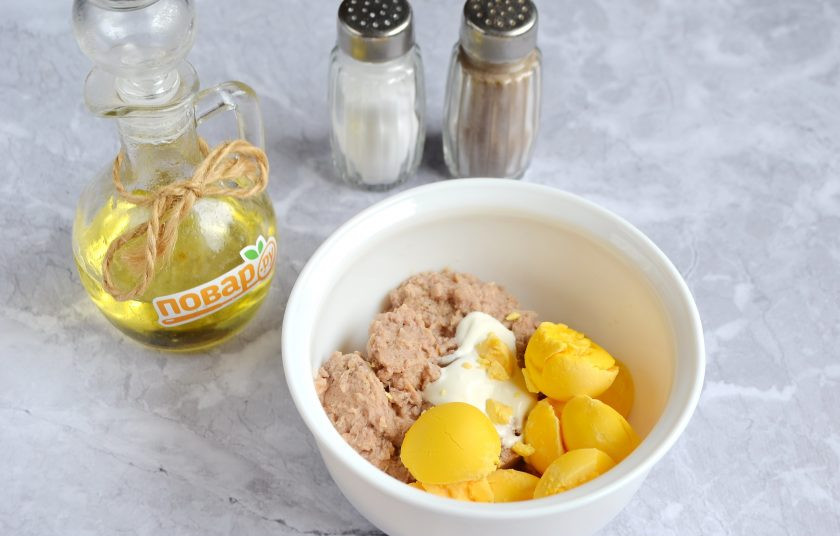 1. Этап. Обжаренные фаршированные яйца: 5. Желтки соедините с тунцом (без масла) и майонезом. Перемешайте. Добавьте соль и перец черный молотый по вкусу.