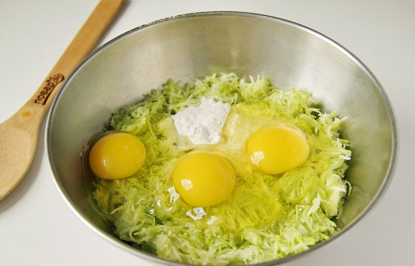 1. Этап. Кабачковый торт с грибами: Добавьте к кабачкам яйца, муку и соль по вкусу.